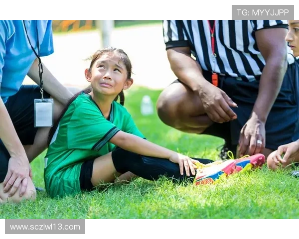 足球明星受伤后绷带包扎的瞬间展现运动员拼搏精神与坚韧不拔的毅力 足球明星受伤后绷带包扎的瞬间展现运动员拼搏精神与坚韧不拔的毅力
