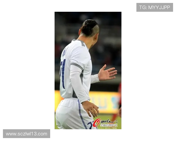 足球明星发型编鞭的时尚潮流与个性表达之旅 足球明星发型编鞭的时尚潮流与个性表达之旅