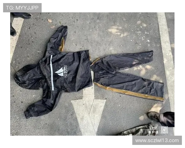 足球明星因偷衣服被抓引发热议社会道德与体育精神的双重反思